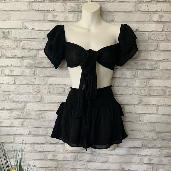 Sale Off The Shoulder Tie Front Short Set - Picture 2 of 10